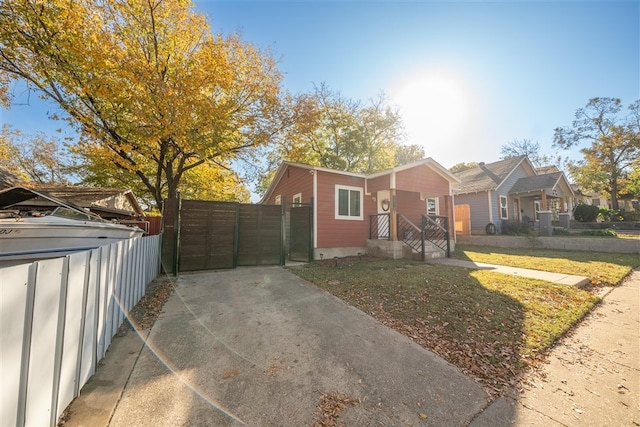 view of front of house with a front lawn