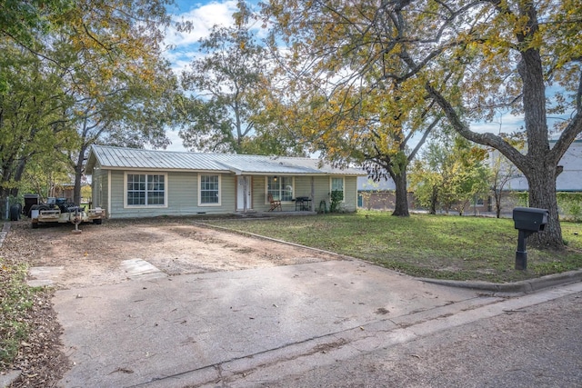 ranch-style house featuring a front yard