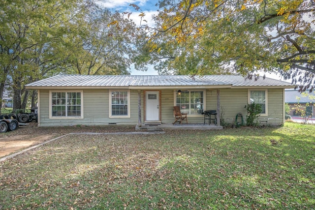 ranch-style home featuring a porch and a front yard