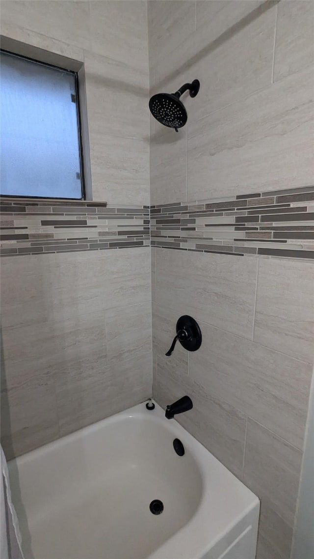 bathroom with tiled shower / bath