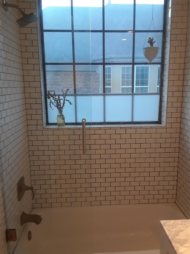 bathroom featuring tiled shower / bath combo