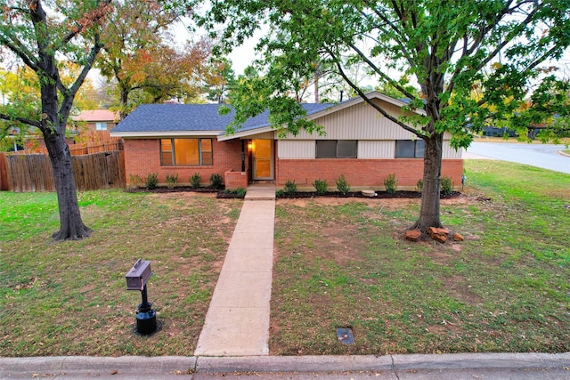 ranch-style home featuring a front lawn