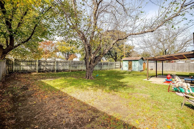 view of yard featuring a storage shed