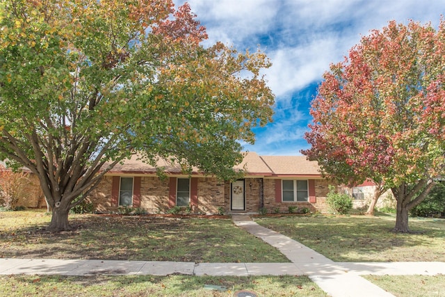 view of front facade with a front yard