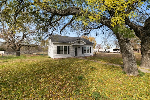 single story home featuring a front yard