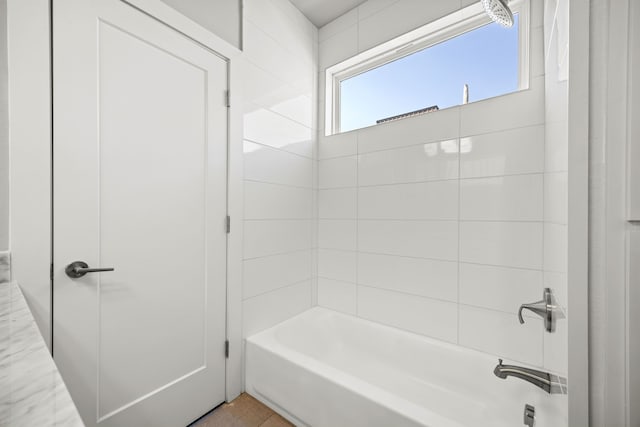 bathroom featuring tiled shower / bath combo