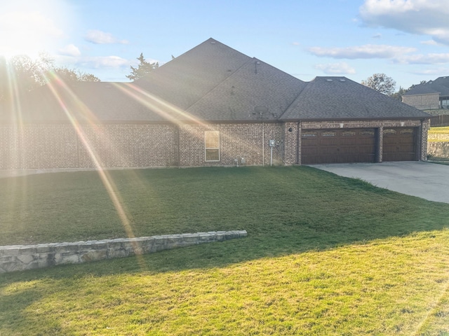 view of front of property featuring a garage and a front yard