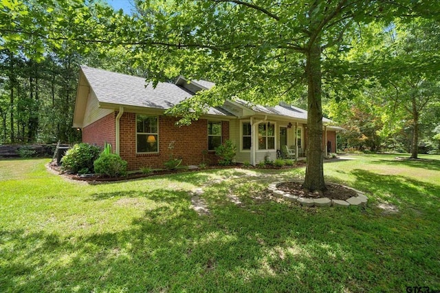 view of front of property featuring a front lawn