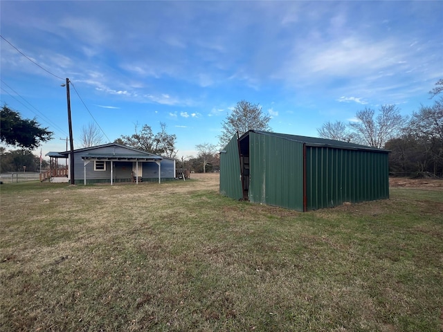 view of yard featuring an outbuilding