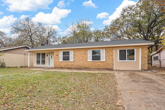 single story home with a front yard