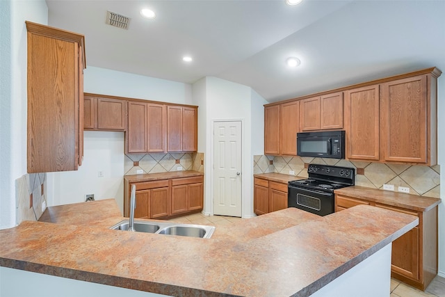 15646 Gatehouse Dr, Fort Worth, TX 76262 - kitchen featuring black appliances, a sink, lofted ceiling, a peninsula, and backsplash