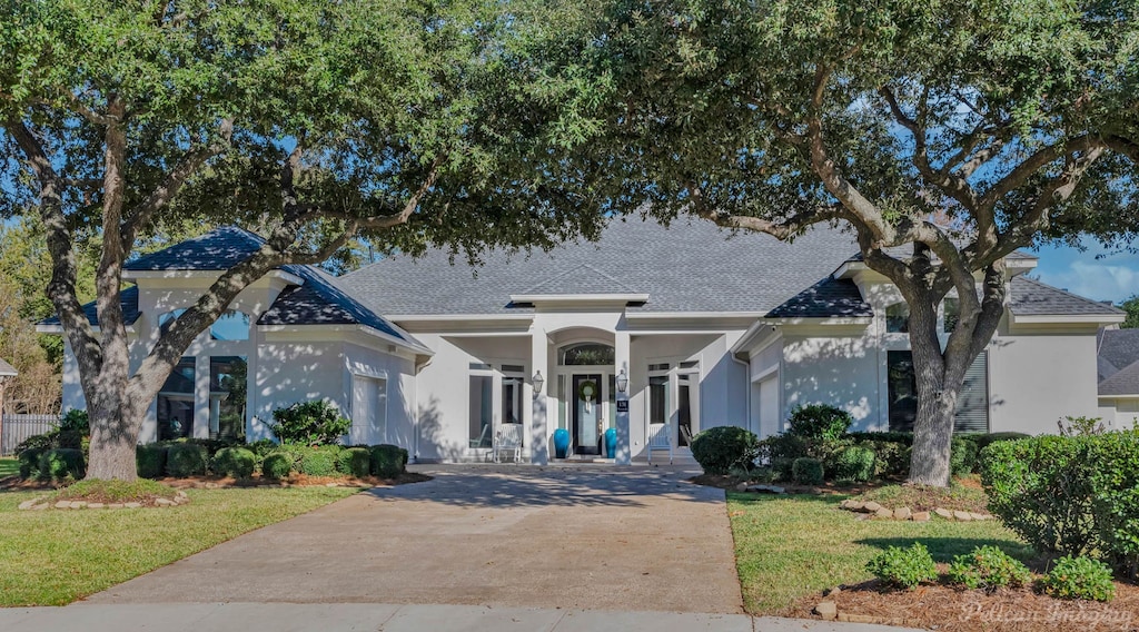 view of front of home featuring a front lawn