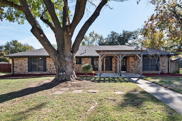 ranch-style home featuring a front lawn