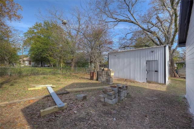 view of yard with an outdoor structure