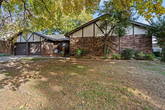 view of front facade featuring a garage