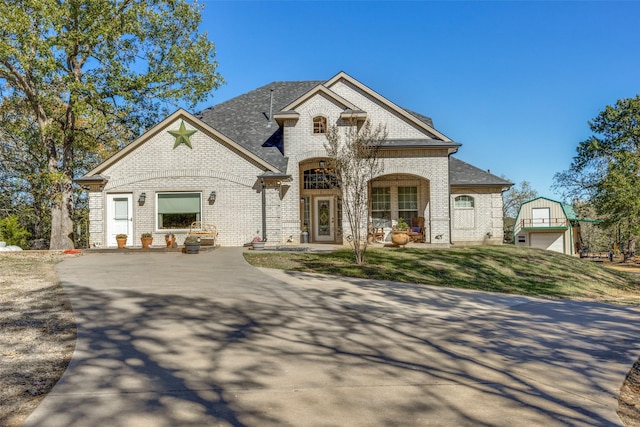 view of front of house featuring covered porch and a front lawn