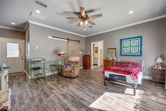 bedroom with hardwood / wood-style flooring, ceiling fan, a barn door, and ornamental molding