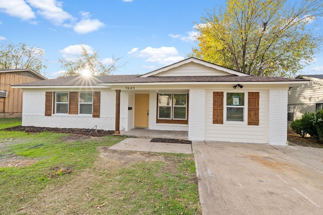 ranch-style home with a front lawn and covered porch