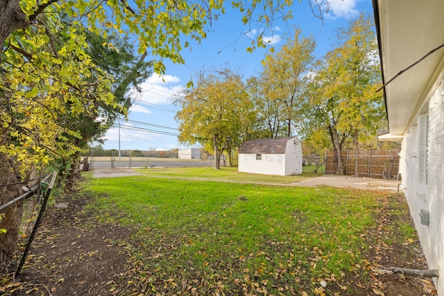 view of yard featuring a storage shed