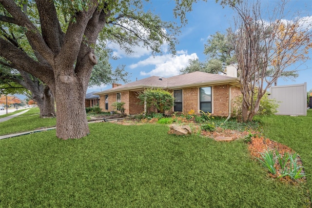 single story home featuring a front lawn