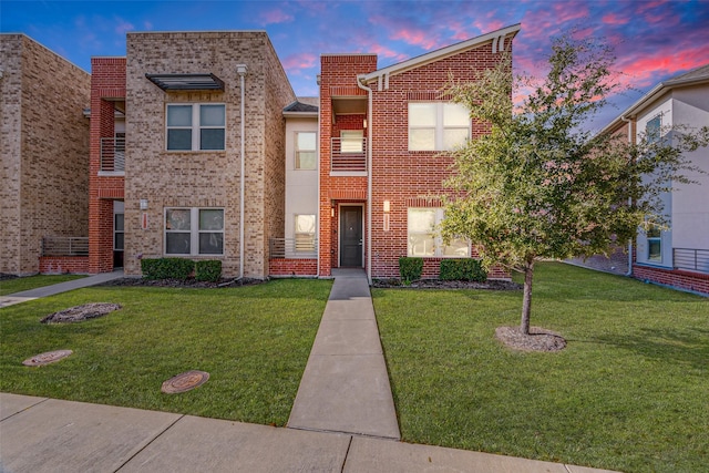 view of front of house featuring a yard