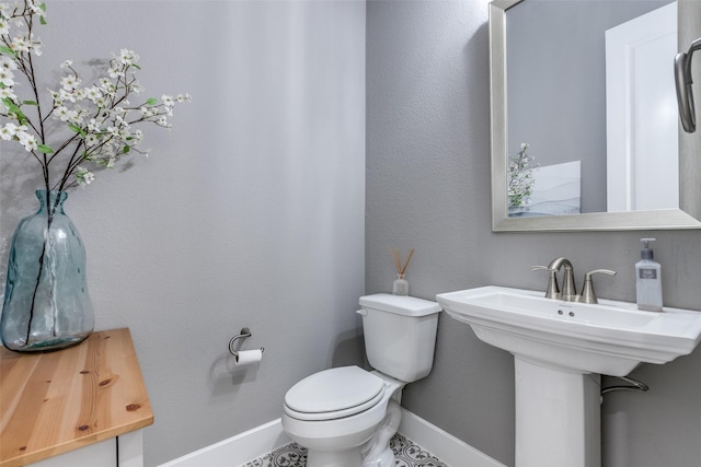 bathroom featuring toilet and sink