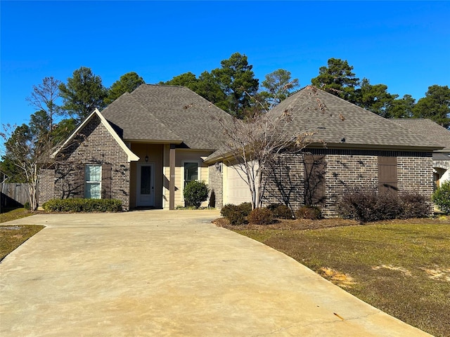 view of front of house featuring a front yard