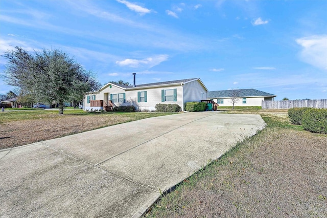 view of front of home featuring a front yard