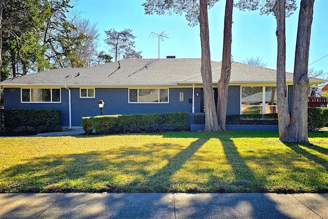 single story home with a front lawn