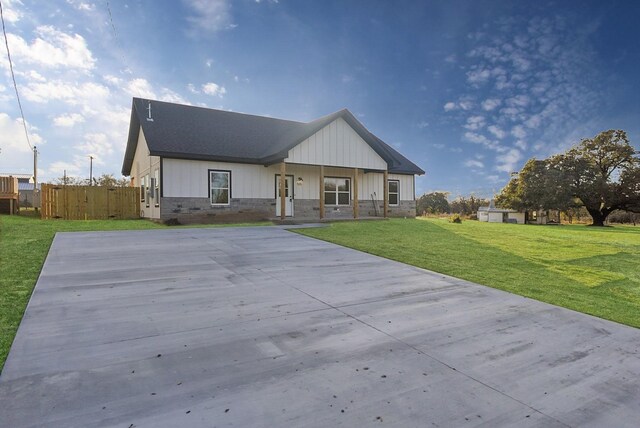 view of front facade featuring a front yard