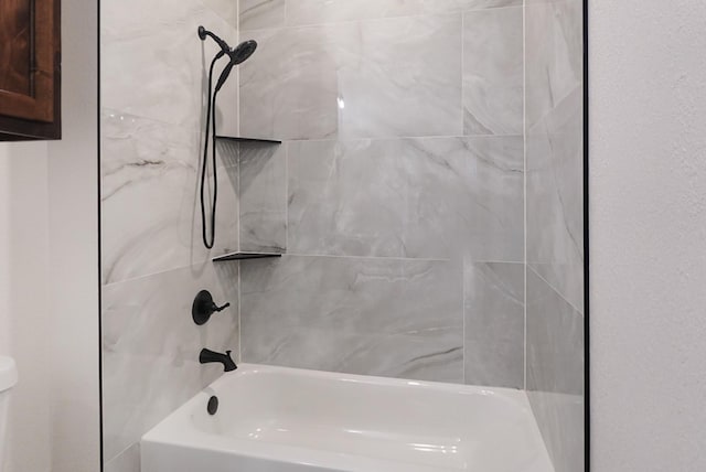 bathroom with tiled shower / bath combo