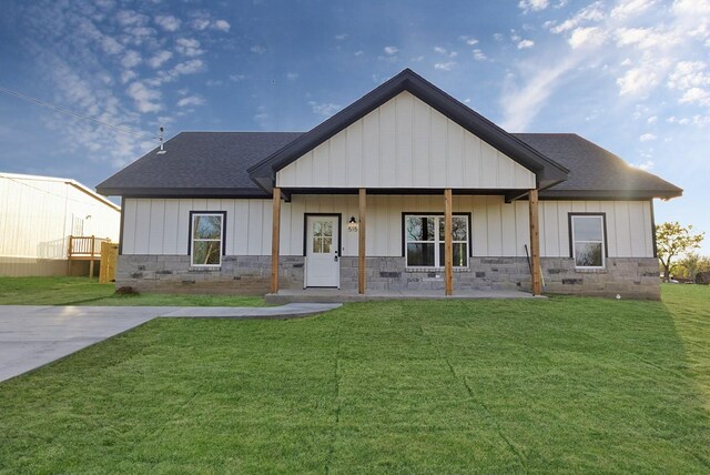 view of front of home with covered porch and a front lawn