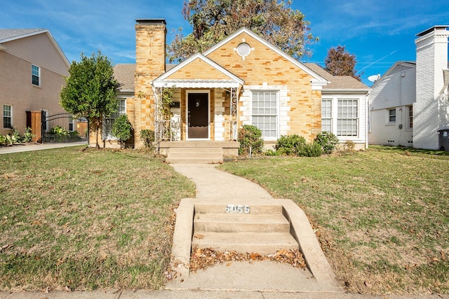 view of front of home with a front lawn