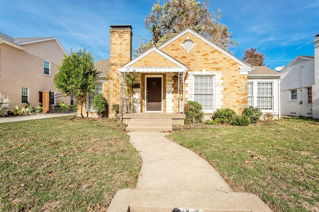 view of front facade featuring a front lawn