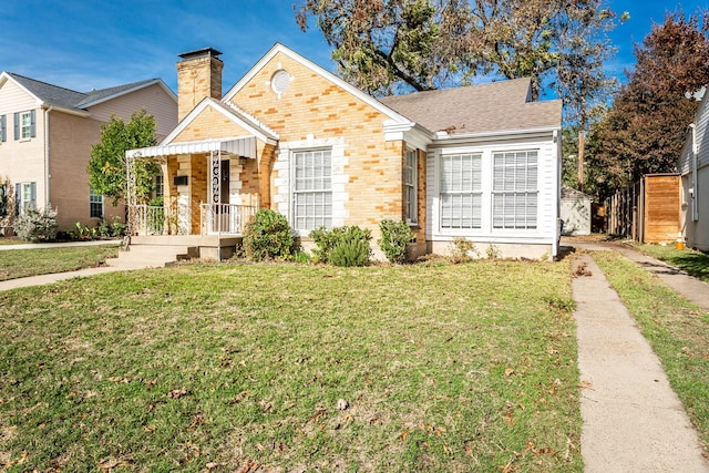 view of front of property featuring a front lawn