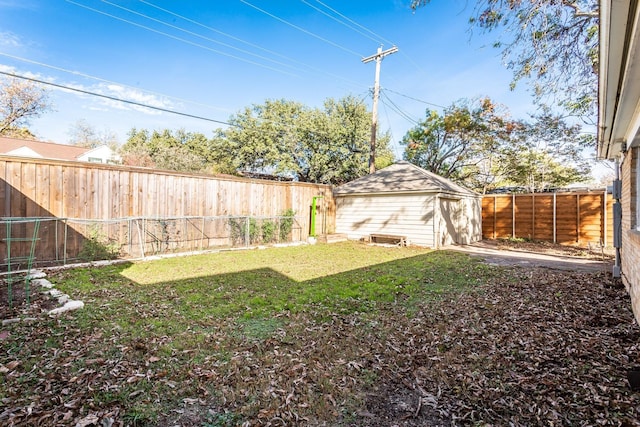 view of yard with an outbuilding