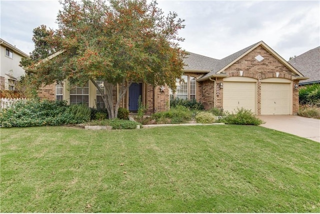 view of front of home featuring a front lawn and a garage