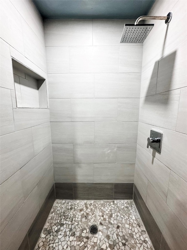 bathroom featuring a tile shower