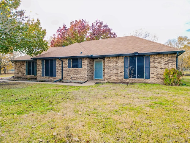 view of front of property with a front yard