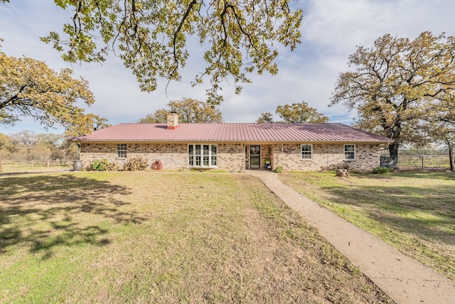 single story home featuring a front lawn