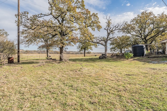 view of yard featuring a rural view