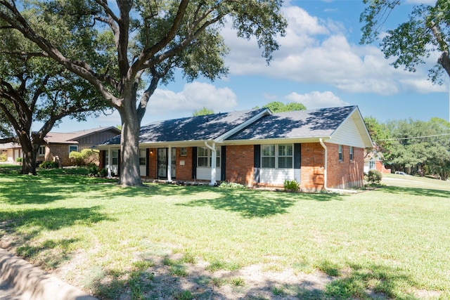 ranch-style home featuring a front lawn