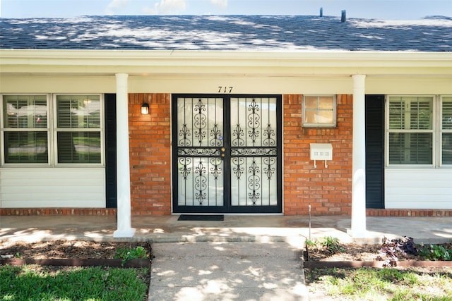 entrance to property featuring covered porch