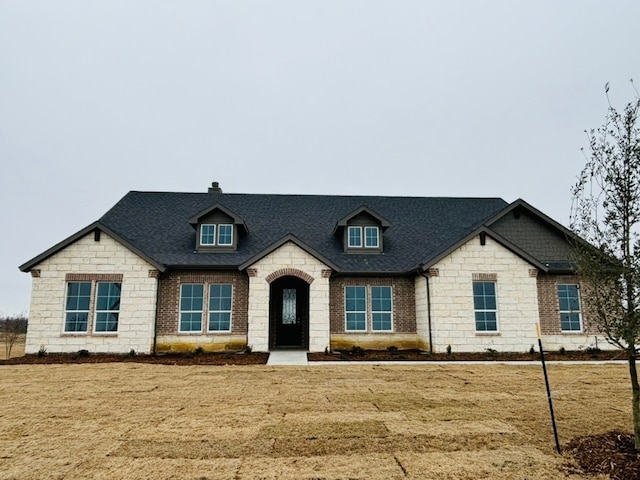 view of front facade featuring a front lawn