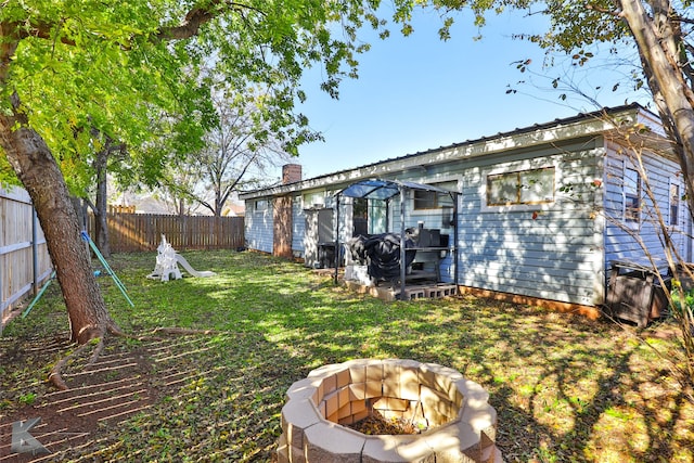 view of yard featuring an outdoor fire pit