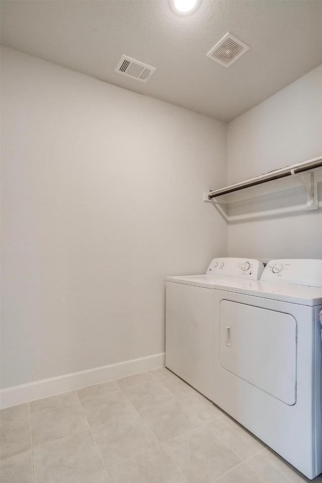 washroom featuring light tile patterned floors and independent washer and dryer