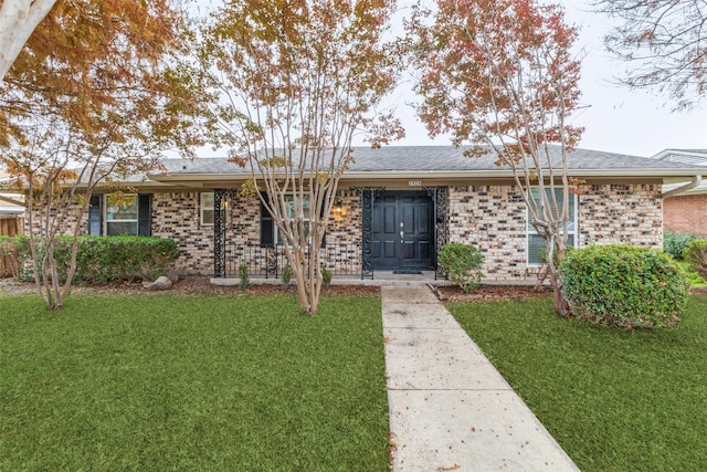 single story home with a front yard