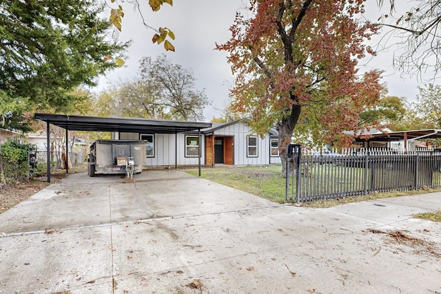 view of front of property featuring a front lawn and a carport