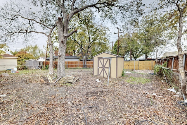 view of yard featuring a storage shed