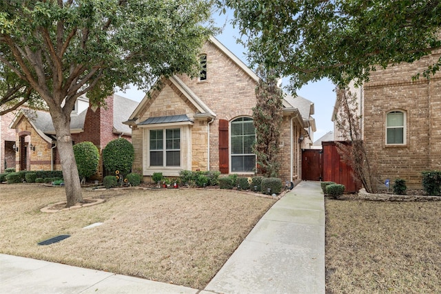 view of front of property featuring a front lawn